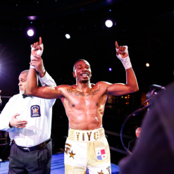 LR_BOXINGINSIDER-FIGHT-NIGHT-FRANCIS-VS-MARTINEZ-TRAPPFOTOS-12162023-4072